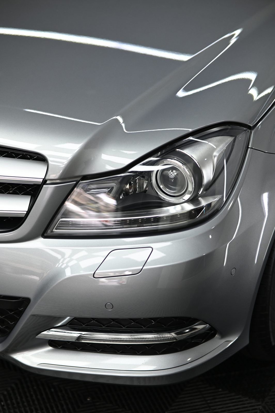 Mercedes-Benz C250 漆面鍍膜完工與細節實拍 第 5 張（共 6 張）——捷匠北投店施工實錄