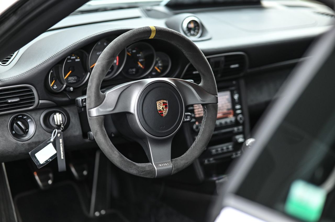 Porsche 911 GT3（997）漆面鍍膜與洗車打蠟完工與細節實拍 第 5 張（共 6 張）——捷匠淡水旗艦店施工實錄