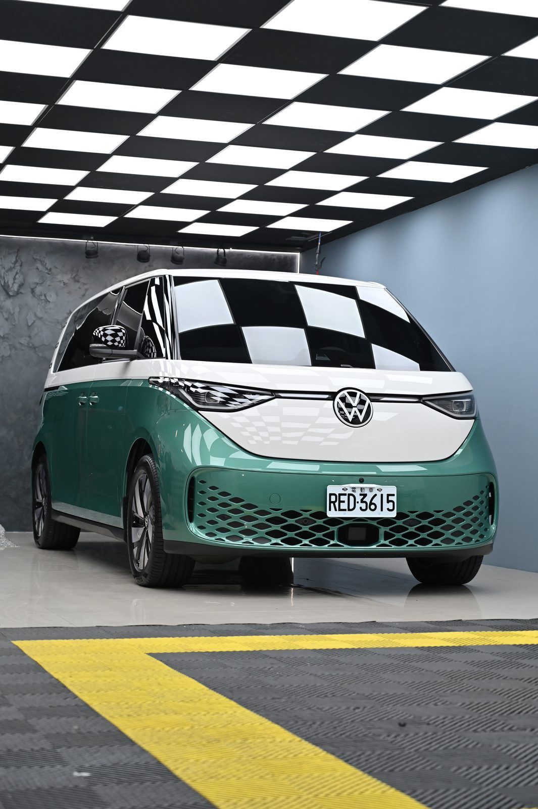 VW ID.Buzz 迎風面犀牛皮完工與細節實拍 第 5 張（共 6 張）——捷匠施工實錄
