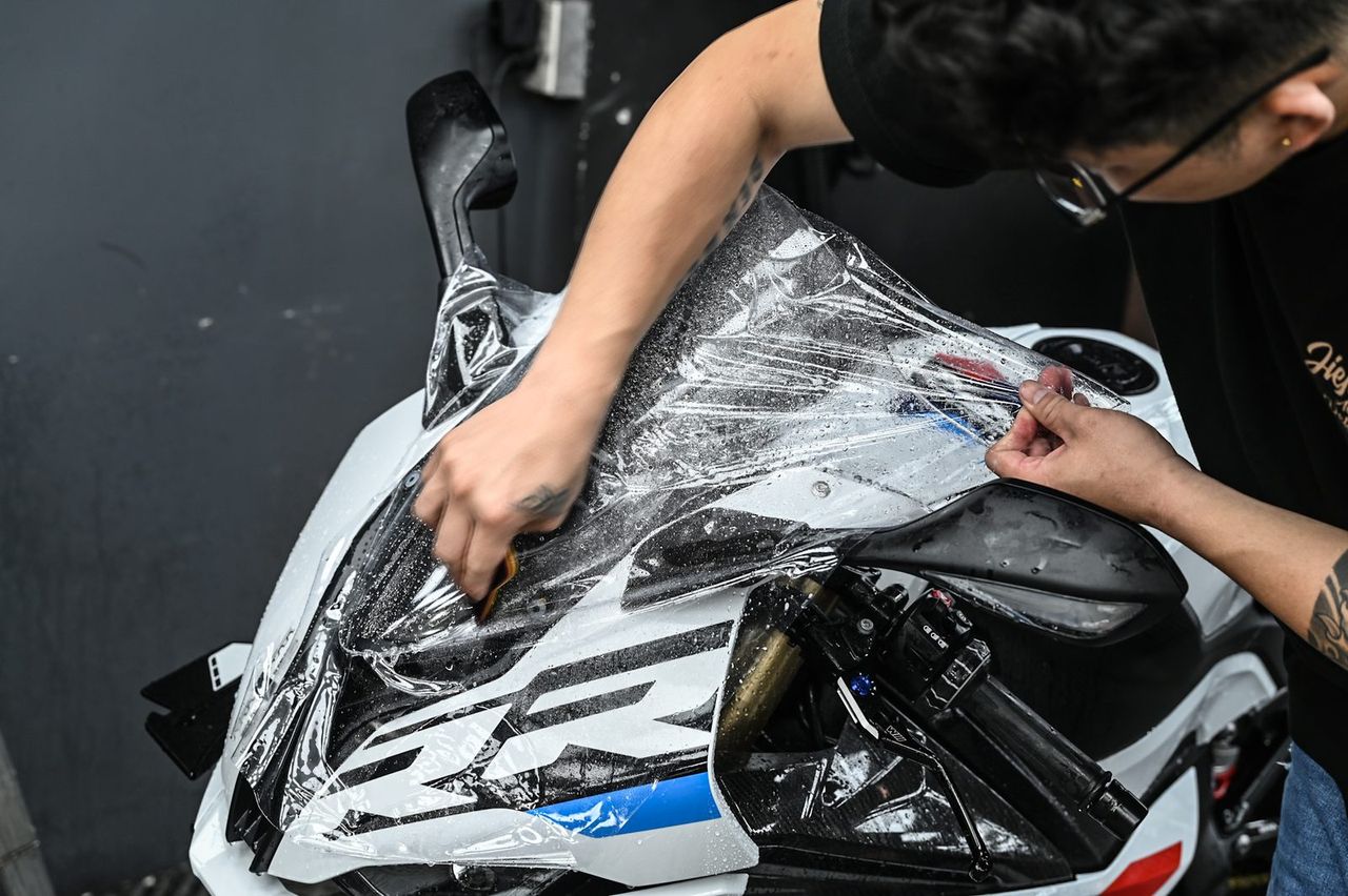 BMW S1000RR 機車美容與局部犀牛皮完工與細節實拍 第 5 張（共 6 張）——捷匠淡水旗艦店施工實錄