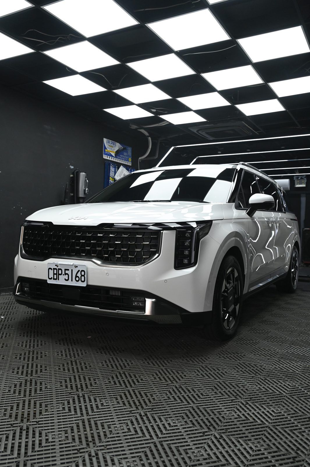 Kia Carnival 漆面鍍膜、拋光與漆面修復完工與細節實拍 第 5 張（共 6 張）——捷匠北投店施工實錄