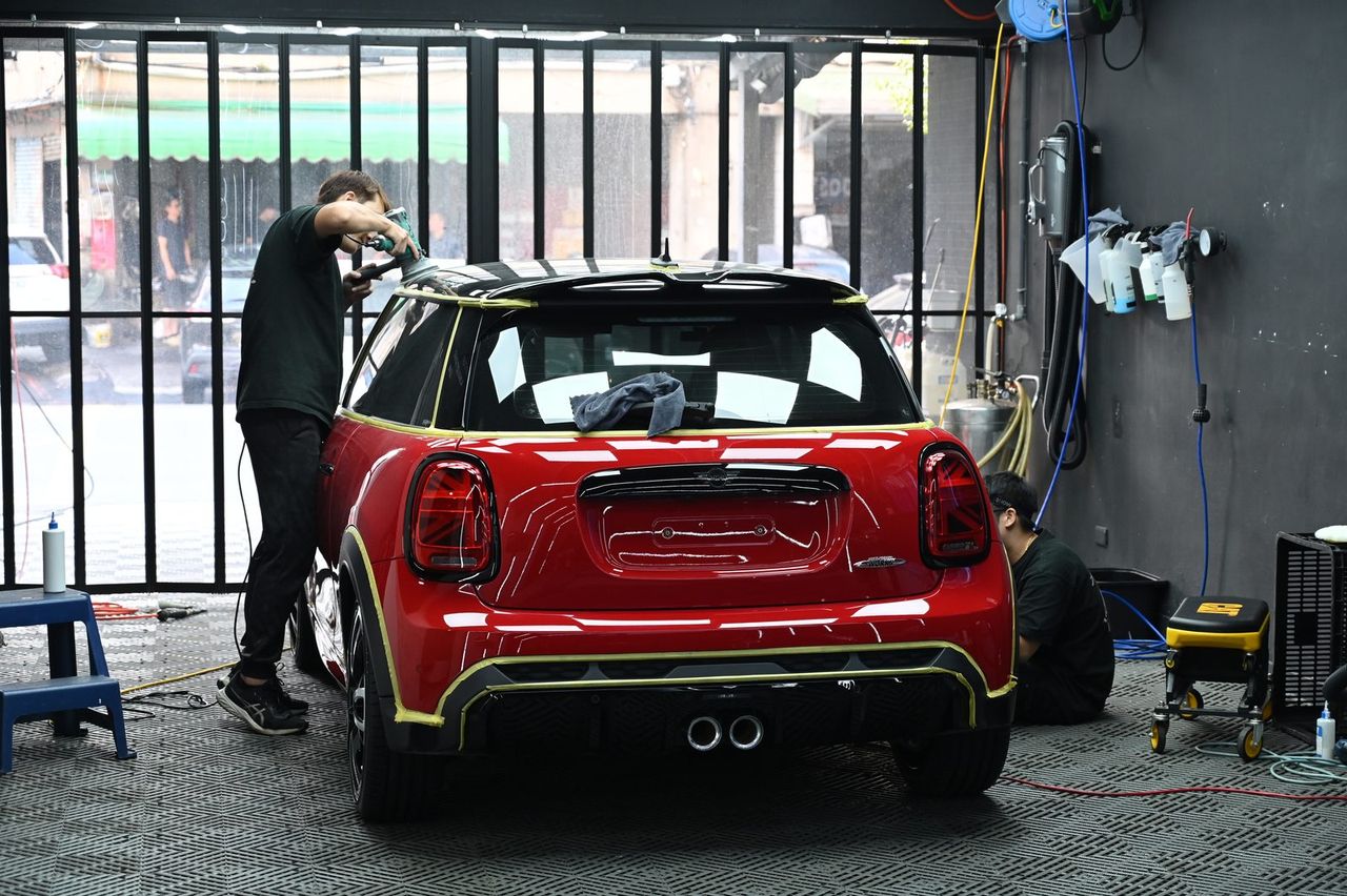 Mini Cooper JCW 局部犀牛皮完工與細節實拍 第 5 張（共 6 張）——捷匠北投店施工實錄