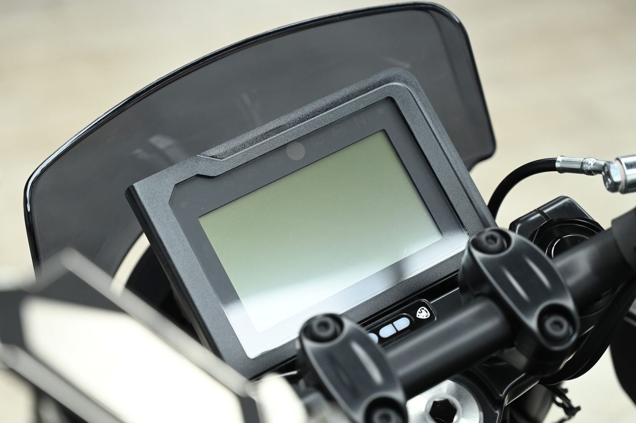Husqvarna Svartpilen 250 全車犀牛皮完工與細節實拍 第 5 張（共 6 張）——捷匠淡水旗艦店施工實錄