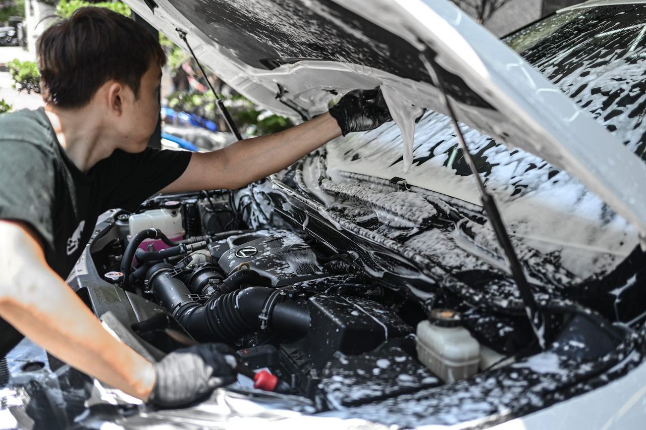 Lexus RX 洗車打蠟與引擎室清潔完工與細節實拍 第 5 張（共 6 張）——捷匠北投店施工實錄