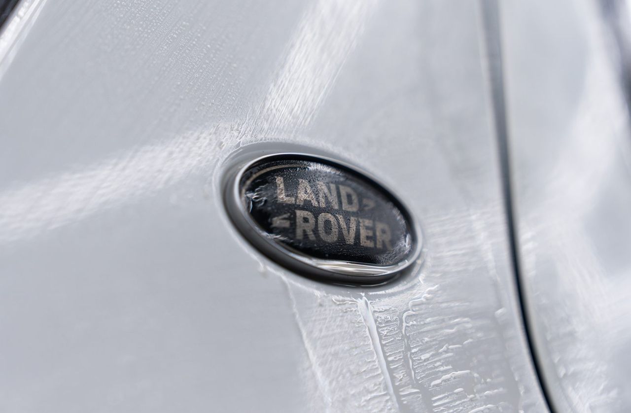 Land Rover Discovery 洗車打蠟、拋光與漆面修復完工與細節實拍 第 5 張（共 6 張）——捷匠淡水旗艦店施工實錄