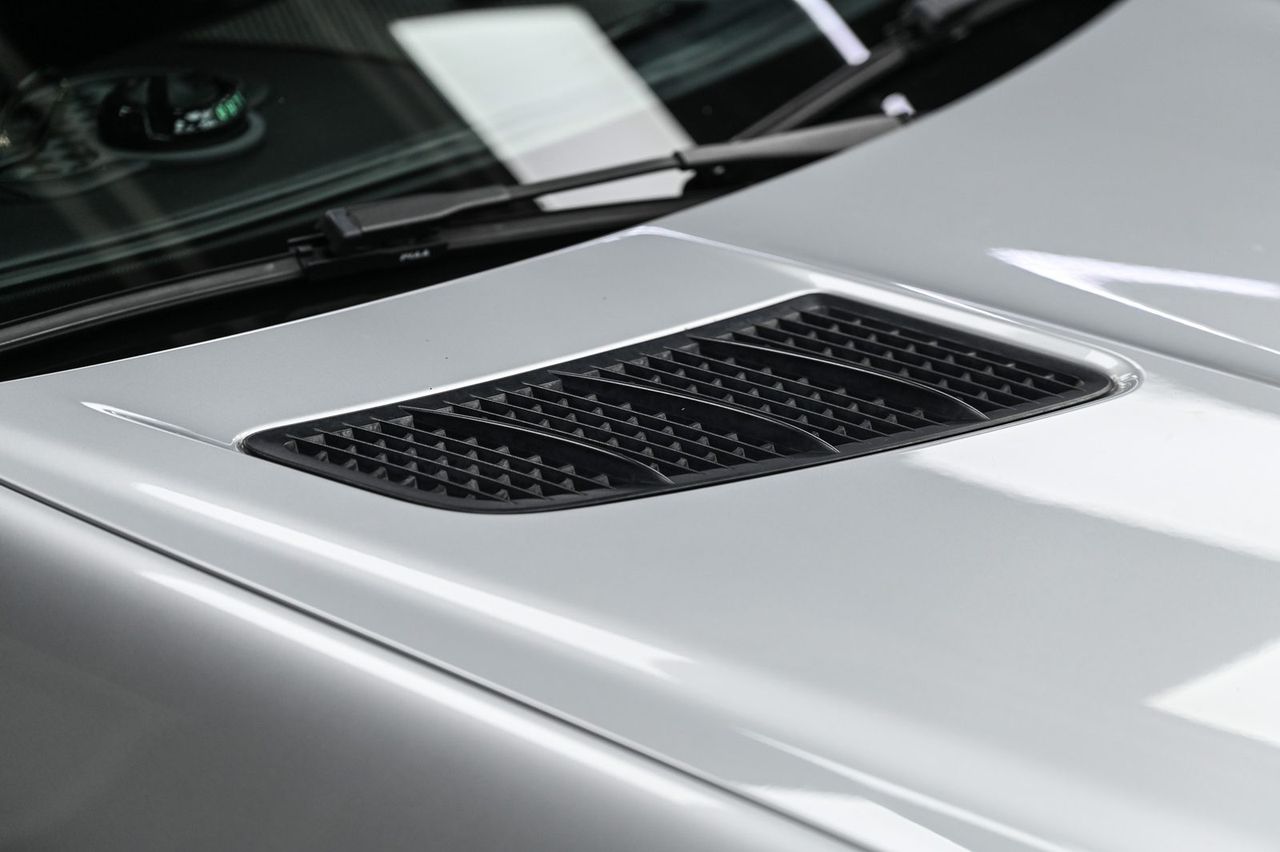 Mercedes-Benz SLK 洗車打蠟完工與細節實拍 第 5 張（共 6 張）——捷匠淡水旗艦店施工實錄