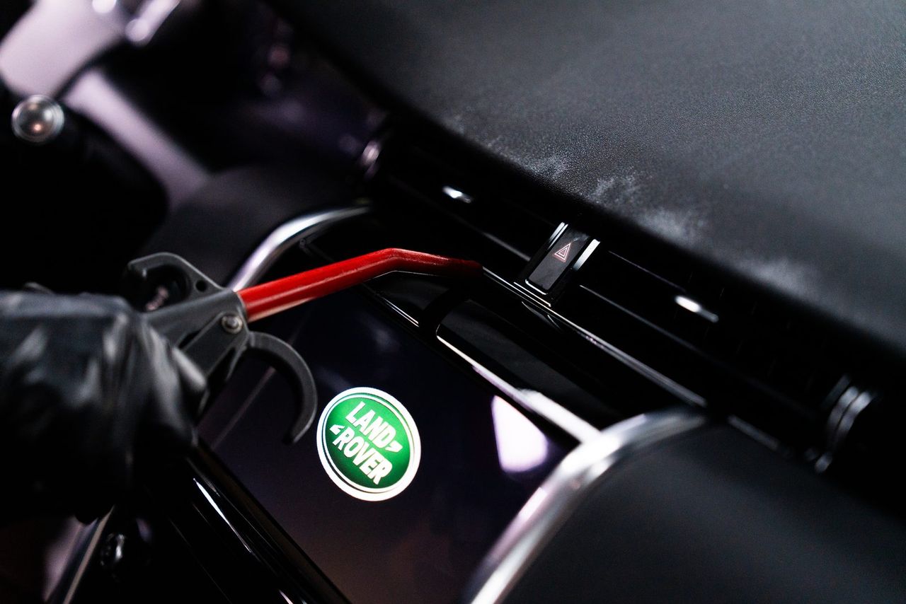Land Rover Discovery 洗車打蠟、拋光與漆面修復完工與細節實拍 第 6 張（共 6 張）——捷匠淡水旗艦店施工實錄