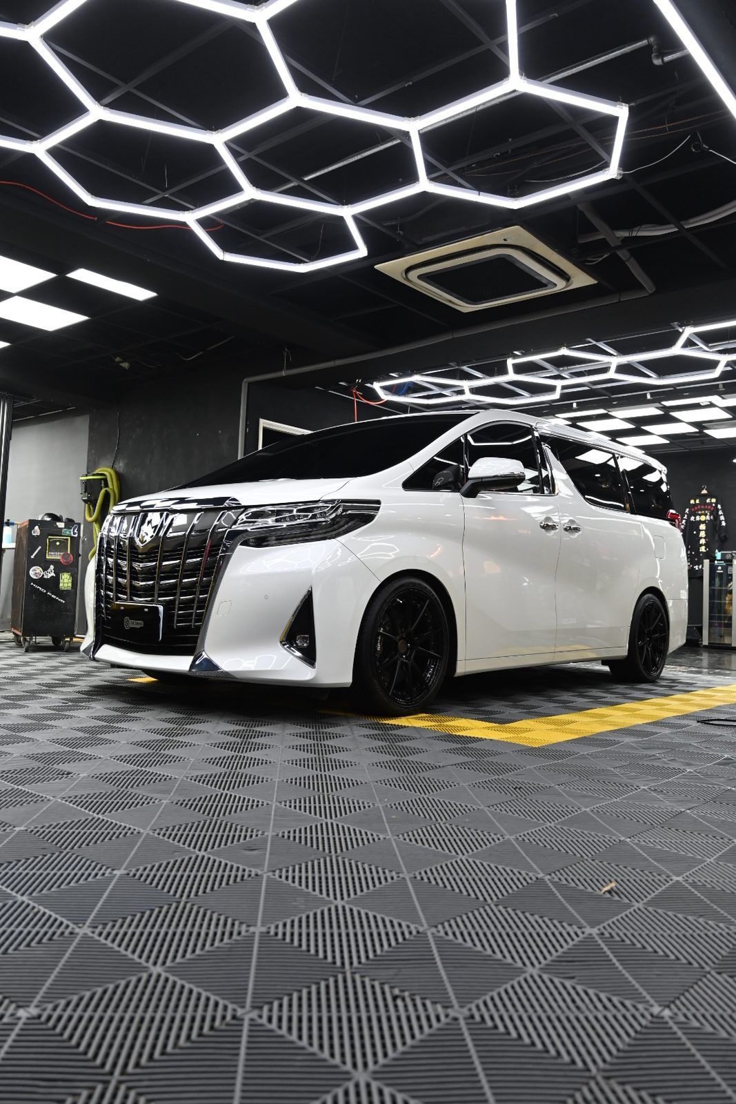 Toyota Alphard 漆面鍍膜完工與細節實拍 第 6 張（共 6 張）——捷匠淡水旗艦店施工實錄